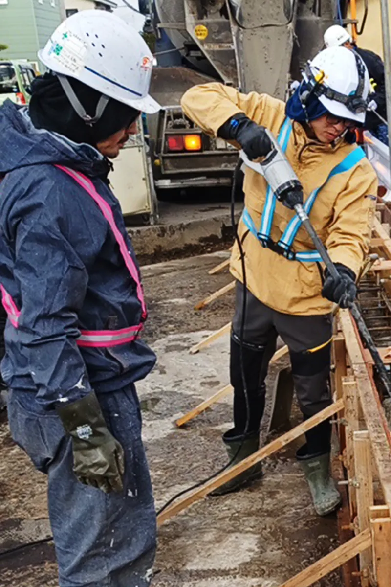 現場で作業する職人